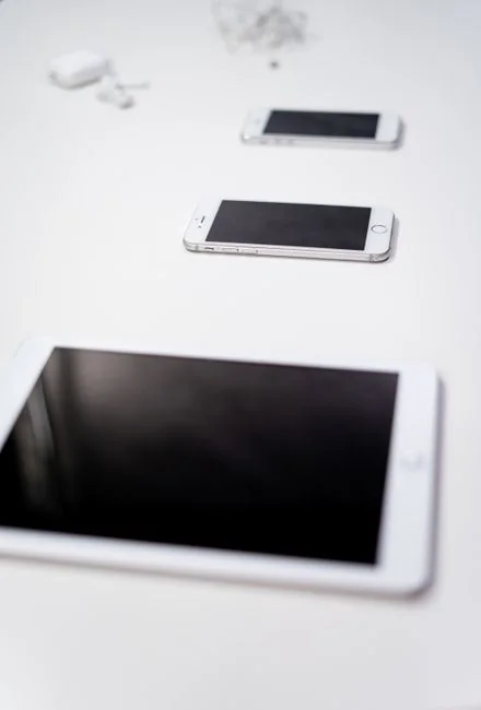 Un smartphone élégant affichant une œuvre dans un décor minimaliste, idéal pour les thèmes liés à la technologie et au design.