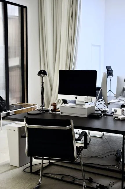 Un espace de travail moderne avec un smartphone affichant un écran et un poste informatique, idéal pour des thèmes liés à l’entreprise et à la technologie.